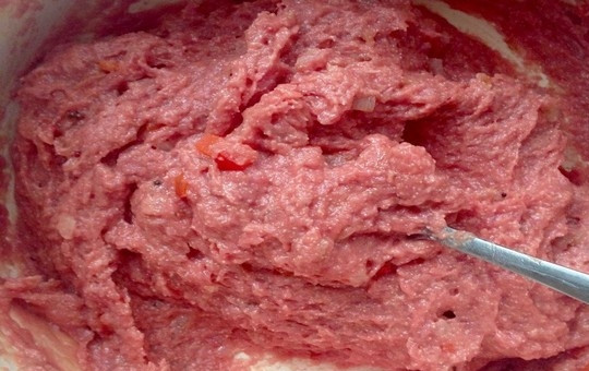 1. Этап. Котлеты из индейки с манкой: Перемешайте фарш.
