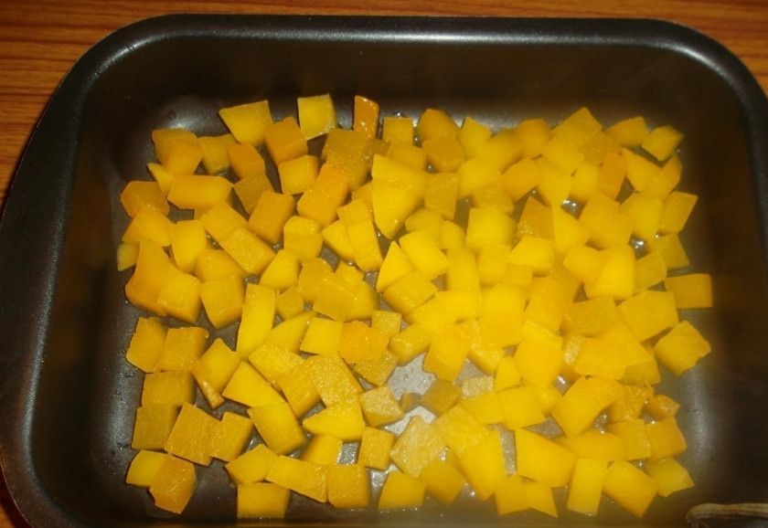 1. Этап. Диетический десерт из тыквы: 3. Шумовкой достаю тыкву, выкладываю её на противень или в форму для выпечки, выпекаю в разогретом до 180 градусов духовом шкафу 20-25 минут.