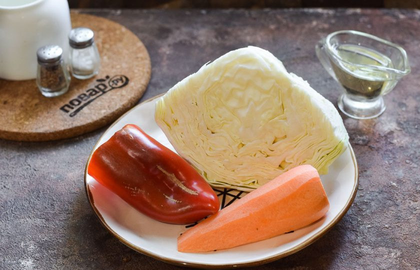 1. Этап. Салат из маринованной капусты с морковью: Подготовьте ингредиенты.