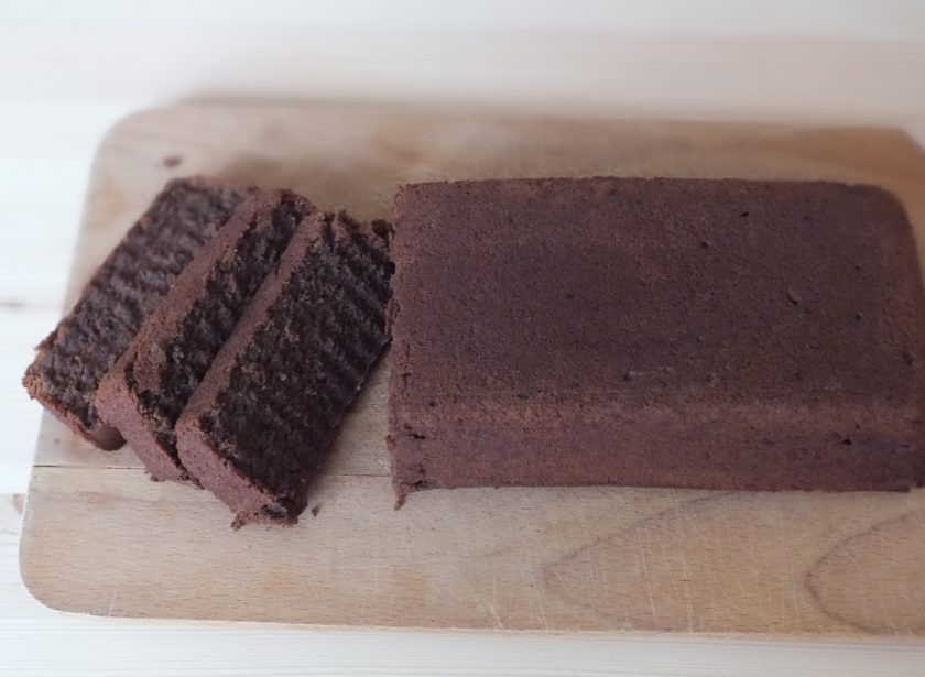 1. Этап. Брауни из фасоли: Пирог имеет нежную структуру, поэтому его нарезку нужно делать с большой аккуратностью.