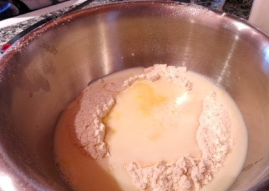 1. Этап. Манты из тыквы: Добавляем взбитое яйцо и воду с молоком.