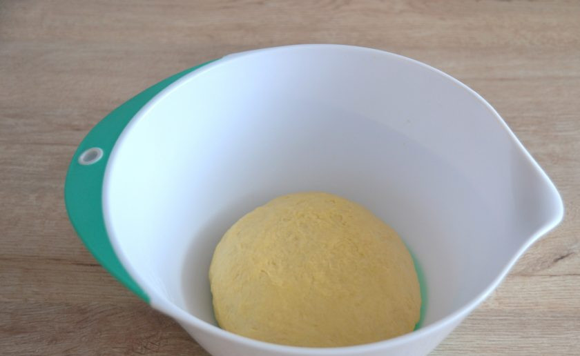 1. Этап. Пирог из рулетиков с разными начинками: Накройте тесто пищевой пленкой, поставьте в теплое место для брожения на 1 час.