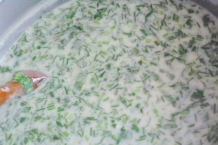 1. Этап. Азербайджанский суп Довга: 5. Кастрюлю отправляем на огонь, доводим жидкость до кипения, непрерывно помешивая, добавляем зелень и варим 4 минуты, помешивая, после чего выключаем огонь и насыпаем рис, продолжаем мешать еще 3 минуты. Накрываем суп полотенцем, оставляем его остывать, после чего подаем к столу.