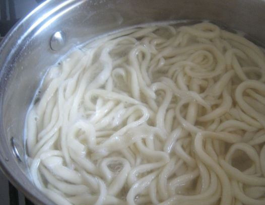 1. Этап. Лагман из говядины по-узбекски: Вскипятите 2,5 литра воды. Отварите лапшу в подсоленной кипящей воде 3-4 минуты. Откиньте на дуршлаг и дайте стечь воде, смажьте лапшу растительным маслом.