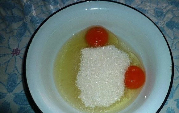 1. Этап. Кекс тыквенный с шоколадом: Смешайте сахар с яйцами с помощью вилки или миксера.