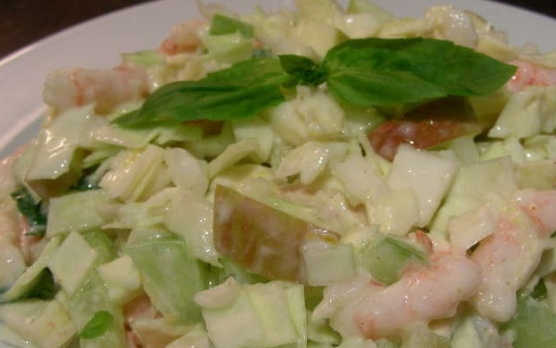 1. Этап. Салат из креветок и капусты: 3. Посыпьте салат базиликом, заправьте его, все перемешайте, подавайте к столу. Теперь вы точно знаете, как приготовить салат из креветок и капусты, сделать нежный освежающий продукт, в состав которого входят только полезные вещества. Такой салатик можно подавать безо всяких добавок, будет очень сытно.