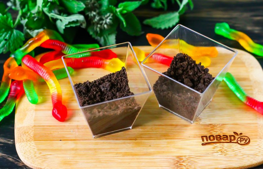 1. Этап. Десерт с червями и Орео на Хэллоуин: В стаканчики или креманки высыпьте по 1-2 ч.л. такой 
