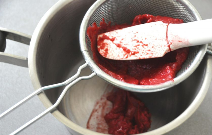 1. Этап. Персик Мельба: Протрите малиновое пюре через сито, чтобы избавиться от семечек.