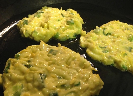 1. Этап. Кабачковые оладьи Минутка: 4. И все, останется дело за малым: разогреть на сковороде немного растительного масла и жарить оладьи с двух сторон до румяной корочки. Подавайте их к столу со сметаной, майонезом или любимым соусом. Приятного аппетита!