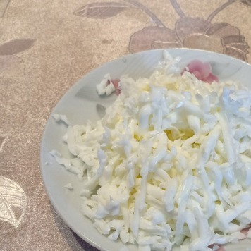 1. Этап. Салат Диана: Измельчить их по отдельности: белки натереть на крупной терке, а желтки – на мелкой.