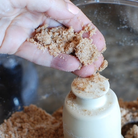 1. Этап. Десерт из персиков и ежевики: Еще раз перемешиваем до консистенцию, которую можно сравнить с мокрым песком. Получившаяся масса, подобно песку, должна хорошо лепиться друг к другу, однако при этом крупных кусочков в ней быть не должно.