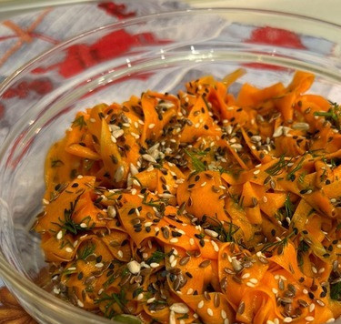 1. Этап. Салат Морковное настроение: По желанию сверху украсить кунжутом. Салат готов!