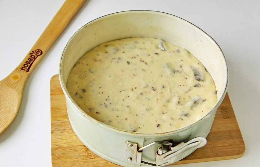 1. Этап. Пирог Пятиминутка: Перемешайте все еще раз и вылейте тесто в смазанную маслом и присыпанную мукой форму для выпечки. Выпекайте при температуре 180 градусов около 40 минут.