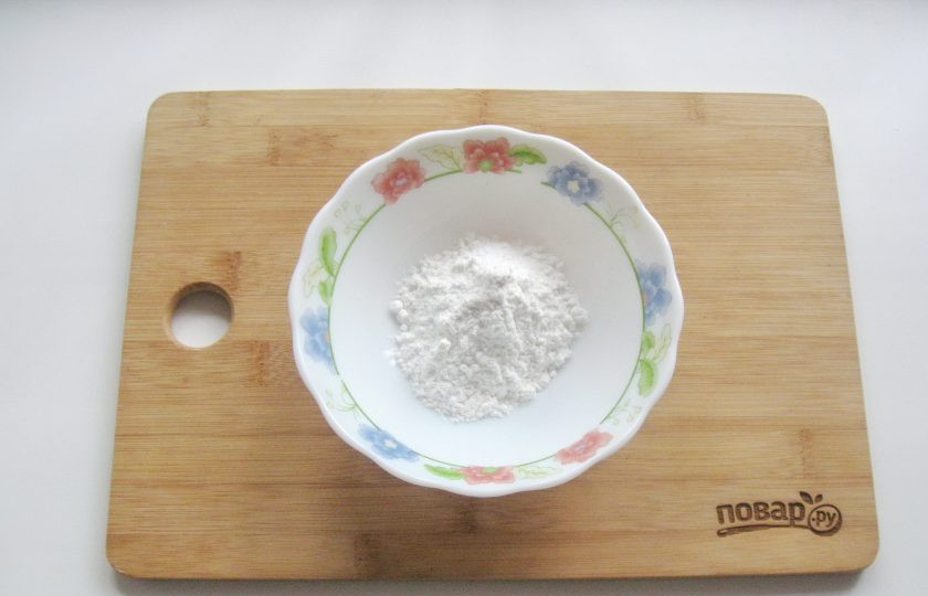 1. Этап. Белая глазурь для булочек: Приготовьте белую глазурь. В мисочку насыпьте сахарную пудру.