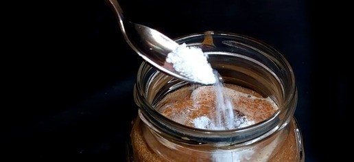 1. Этап. Икра сазана: Залейте очищенную икру 4 столовыми ложками растительного масла. Добавьте чайную ложку соли и тщательно перемешайте.