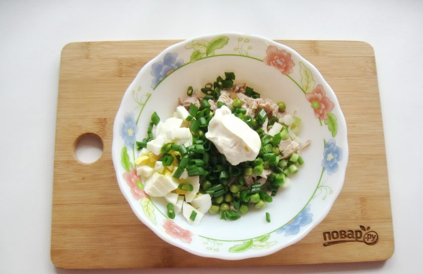 1. Этап. Салат с курицей, зеленым горошком и огурцом: Салат посолите и поперчите по вкусу. Заправьте сметаной.