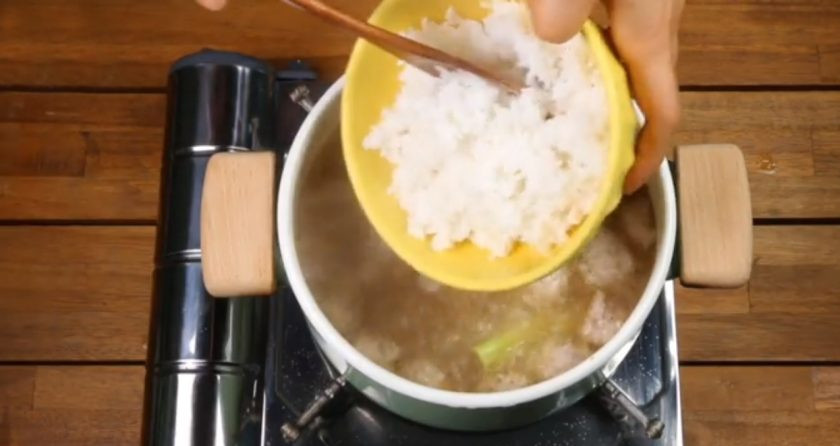 1. Этап. Суп с рисом и жареным яйцом: Через 15 минут в суп отправляйте отваренный рис.