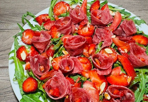 1. Этап. Салат Яркое настроение: Раскладываем наши кулёчки по салату.