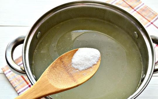 1. Этап. Гороховый суп с курицей: 3. Бульон, кстати, тоже можно сварить заранее. Курицу вымойте, выложите в кастрюлю с водой и варите часик-полтора на медленном огне. Подсолите немного бульон.