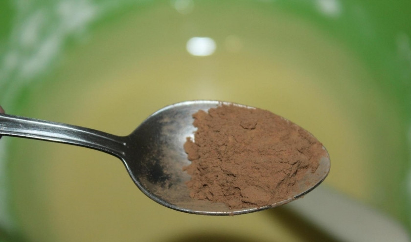 1. Этап. Торт Легко и быстро: 6. В меньшую часть добавляю какао-порошок, перемешиваю до однородной консистенции.