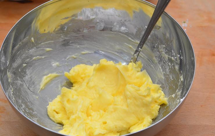 1. Этап. Венское печенье: Масло и сахарную пудру необходимо взбить до консистенции крема.