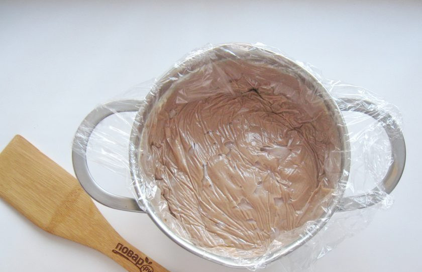 1. Этап. Торт Престиж: Накройте крем пищевой пленкой стык в стык и отправьте в холод.