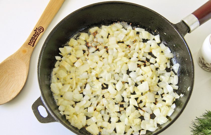 1. Этап. Котлеты из щуки на пару: Лук нарежьте кубиками и обжарьте до мягкости на сливочном масле.