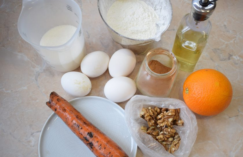 1. Этап. Английский морковный торт: Для приготовления морковного бисквита подготовьте необходимые ингредиенты. Морковь очистите от кожуры и промойте. Муку просейте через сито и соедините с содой.