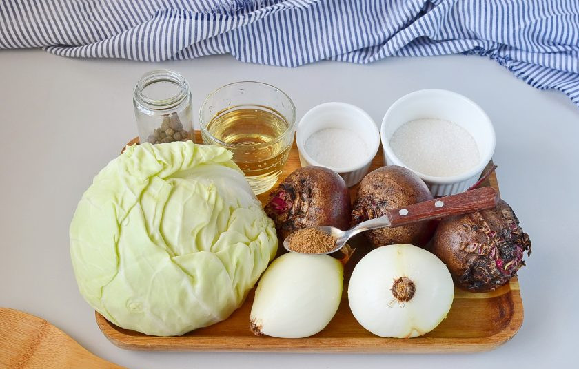 1. Этап. Салат с капустой на зиму: Подготовьте ингредиенты для салата, стерильные баночки и крышки. Приступим!