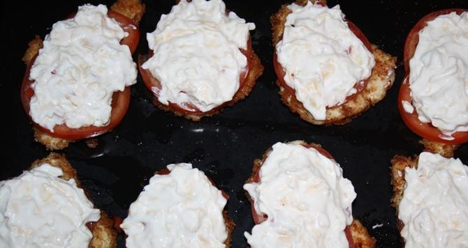 1. Этап. Мясо по-министерски: При помощи ложки выложите сырно-майонезную массу на каждый кусочек курицы с овощами. Затем разогрейте до 200 градусов духовку, поставьте в нее противень с блюдом. Запекайте 10 минут. Приятного аппетита!