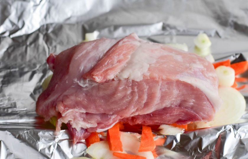 1. Этап. Буженина по-немецки: Сверху выложите мясо, которое предварительно промойте.