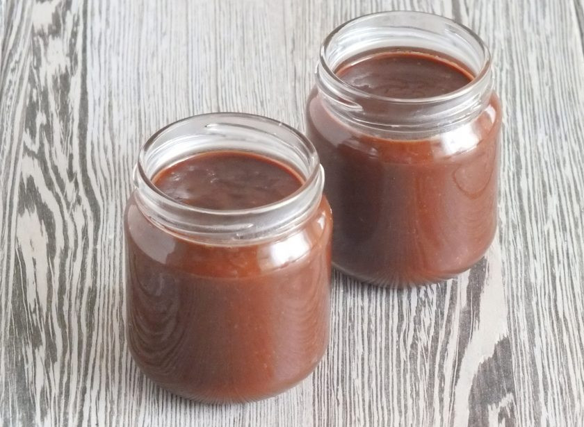 1. Этап. Шоколадно-банановый крем: Разлейте крем в баночки или креманки. Охладите сначала при комнатной температуре. После уберите в холодильник и охладите еще 2-3 часа. После можно подавать к столу.