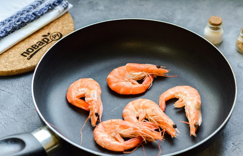 1. Этап. Бутерброды с красной икрой: Королевские креветки заранее разморозьте, поджарьте несколько минут на сковороде. Креветки всегда продаются варено-мороженые, поэтому, их можно либо поджарить, либо проварить минуту.