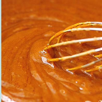 1. Этап. Курица в ореховом соусе: Снимите сковороду с огня и добавьте арахисовое масло. Перемешивайте до гладкого состояния. Если соус будет слишком густой добавьте немного воды. Отставьте в сторону. И перед подачей готовой курицы подогрейте соус на медленном огне постоянно помешивая.