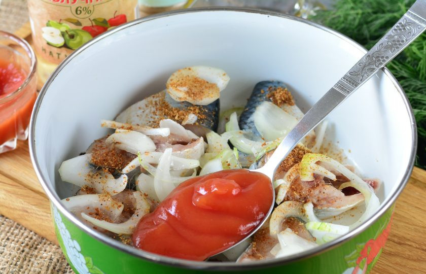 1. Этап. Селедка с кетчупом и луком: Добавьте кетчуп и перемешайте закуску.