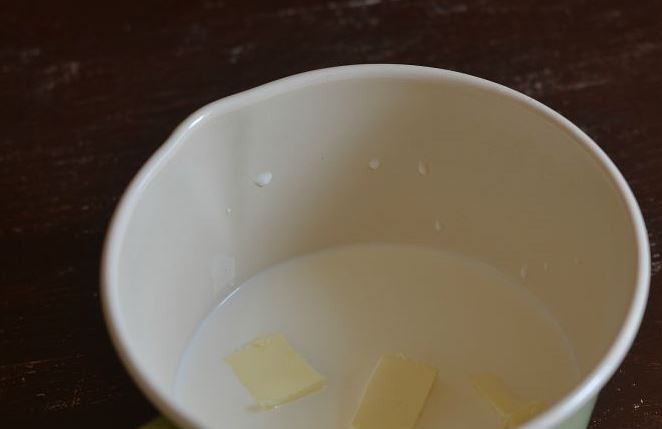 1. Этап. Шоколадный крем со сливками: В сотейник влейте сливки с высоким процентом жирности, чтобы крем хорошо застыл в холодильнике. Нарежьте сливочное масло кусочками и положите в сотейник к сливкам.