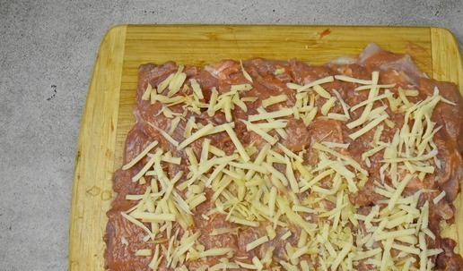 1. Этап. Рулет из индейки с беконом: Соедините горчицу с кетчупом и смажьте этой смесью мясо. Сверху распределите натертый на терке сыр.