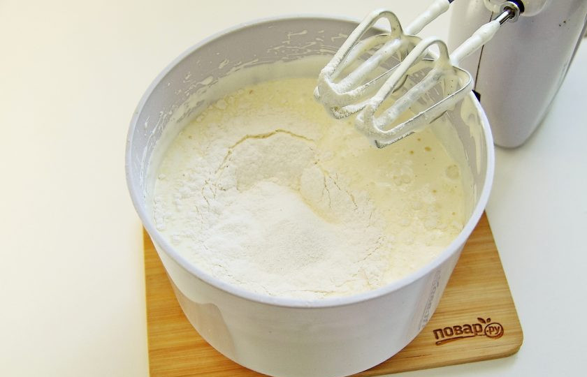 1. Этап. Бисквит для торта в мультиварке: Добавьте небольшими порциями просеянную муку.
