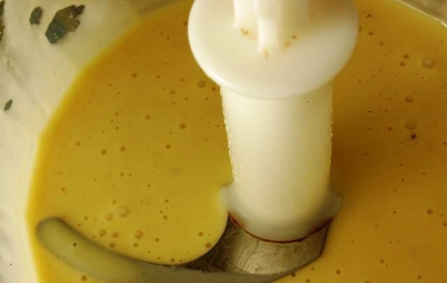 1. Этап. Майонез на перепелиных яйцах: Добавляем все больше и больше масла, взбивая по 10-15 секунд после каждого добавления.