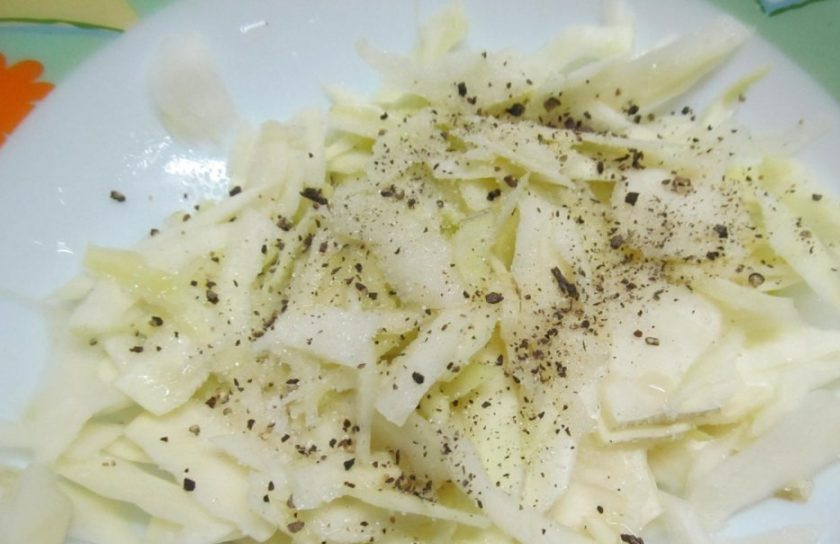 1. Этап. Салат из свежей капусты с горошком: Капусту нашинкуйте соломкой. Добавьте к ней уксус, сахар и перец. Отожмите овощ, чтобы пошёл сок.