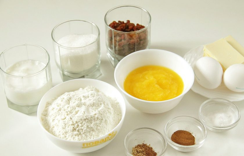 1. Этап. Тыквенный кекс с изюмом: Подготовьте все ингредиенты.