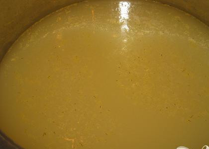 1. Этап. Зайцы рассольные: Полученным рассолом залить подрумяненную зайчатину так, чтобы жидкость покрывала каждый кусочек, и тушить на медленном огне до полной готовности.