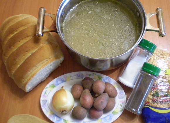 1. Этап. Гороховый суп-пюре с гренками: Подготовим продукты для супа. Я заранее отварила куриный бульон. Если такового нет, можно сварить суп на воде.