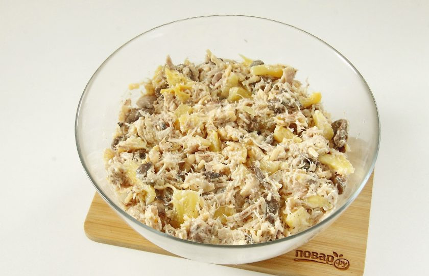 1. Этап. Салат Ананас с курицей и сыром: Заправьте салат майонезом, добавьте соль и хорошо все перемешайте.