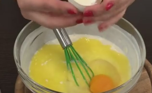 1. Этап. Очень вкусный домашний хлеб на кислом молоке: 4. Вбейте в тесто 1 яйцо, добавьте растаявшее сливочное масло. Добавьте соль (2 раза на кончике ножа) и перемешайте.