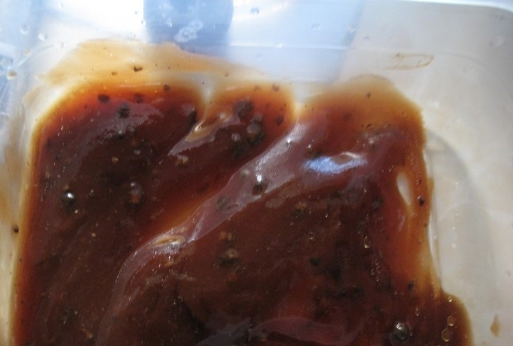 1. Этап. Курица со свининой в духовке: 2. В миску насыпаем кетчуп, соль, приправу к мясу и выдавливаем чеснок через пресс. Полученной смесью натираем оба вида мяса и оставляем на один час.