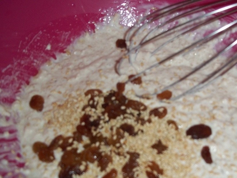 1. Этап. Ирландский хлеб овсяный: Всыпьте изюм, кунжут, семечки. Перемешайте.