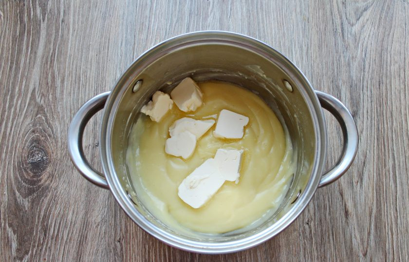 1. Этап. Торт Чародейка в мультиварке: Выложите в горячий крем мягкое сливочное масло.