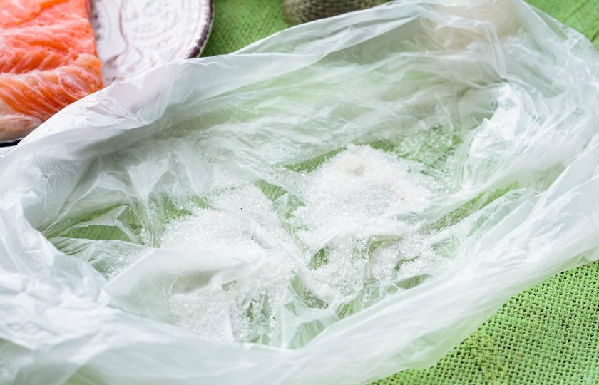 1. Этап. Семга соленая: Половину специй насыпьте на дно пакета.