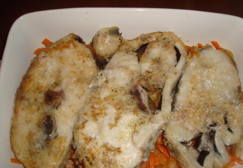 1. Этап. Треска под сметанным соусом: 4. Поверх овощей укладываю обжаренные стейки трески.